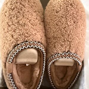 BNWT UGG Tan Tasman Maxi Curly Slippers Women Chestnut size 7 Brand new